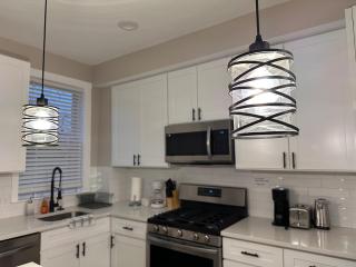 Modern Comfort in Historic East Baltimore Stylish 3BR Row Home - Baltimora - 1