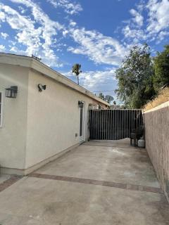 Modern 1-bedroom Studio with Kitchen and Laundry - Santa Clarita - 3