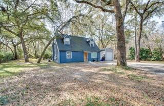 4 Mi to UF: Pet-Friendly Home w/ Yard & Deck - 8