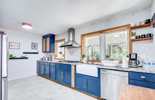 4 Mi to UF: Pet-Friendly Home w/ Yard & Deck - 5