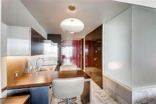 Incredible Penthouse Strip Views Balcony Access 52320 - 6