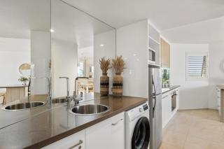 Superior One-Bedroom Penthouse with Ocean Views & Exclusive Rooftop - Mooloolaba - 2