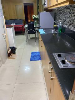 257-1BR 2 Queen size bed 1sofa bed 1 extra matress - Manila - 7