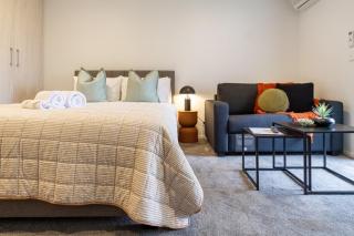 Modern Studio Retreat Prime City Fringe Location - 3