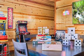 New Luxury Cabin Newly Furnished Sleeps 24 Stunning View Heated Indoor Pool with new Mural Arcade Games Home Theater and Karaoke - Pigeon Forge - 6