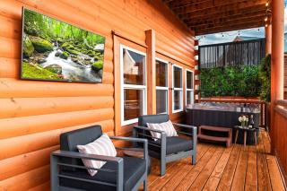 New Luxury Cabin Newly Furnished Sleeps 24 Stunning View Heated Indoor Pool with new Mural Arcade Games Home Theater and Karaoke - Pigeon Forge - 3