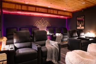 New Luxury Cabin Newly Furnished Sleeps 24 Stunning View Heated Indoor Pool with new Mural Arcade Games Home Theater and Karaoke - Pigeon Forge - 8