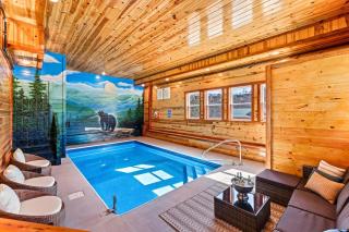 New Luxury Cabin Newly Furnished Sleeps 24 Stunning View Heated Indoor Pool with new Mural Arcade Games Home Theater and Karaoke - Pigeon Forge - 9
