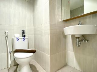 Modern Look and Warm Studio at Vasanta Innopark Apartment By Travelio - Bekasi - 4