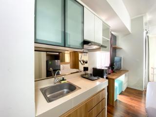 Modern Look and Warm Studio at Vasanta Innopark Apartment By Travelio - Bekasi - 1