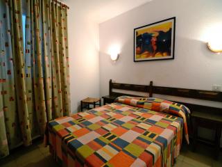 Beachfront Apartment in Spain with Marina Views - L'Estartit - 5