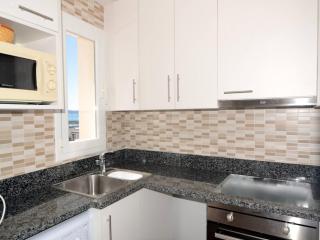 Beachfront Apartment in Spain with Marina Views - L'Estartit - 2