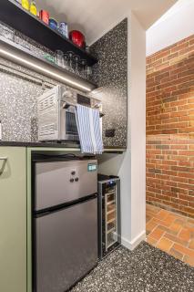 Stylish studio apartment opposite Carlton Gardens - 5