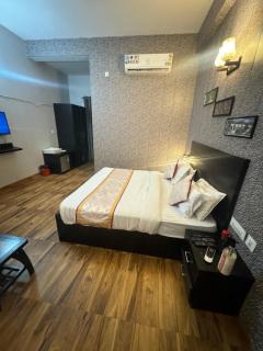 Pearl suites at Omex entrenity - Vrindāvan - 5