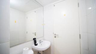 Modern and Cozy Stay Studio Apartment at Tanglin Supermall Mansion By Travelio - Surabaya - 5