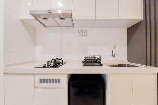 Studio Room with Simply Look at Sky House BSD near AEON By Travelio - Tangerang - 4