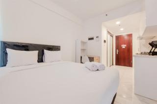 Homey and Simply Look Studio Sky House Alam Sutera Apartment By Travelio - Tangerang - 6
