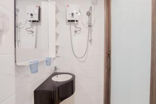 Homey and Simply Look Studio Sky House Alam Sutera Apartment By Travelio - Tangerang - 5