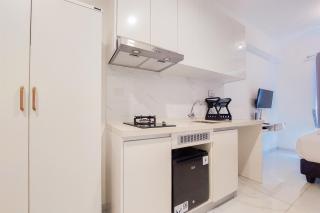 Homey and Simply Look Studio Sky House Alam Sutera Apartment By Travelio - Tangerang - 2