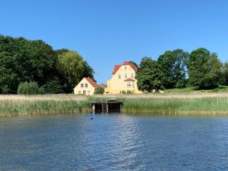 Ferienwohnung-6-direkt-am-Wasser-im-Gut-Grubnow-Ruegen - Grubnow - 9