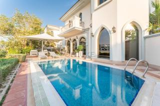 Beachfront 6BR and Assistant's Room Villa with Private Pool, Palm Villa, Palm Jumeirah by Deluxe Holiday Homes - 4