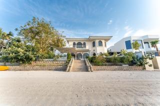 Beachfront 6BR and Assistant's Room Villa with Private Pool, Palm Villa, Palm Jumeirah by Deluxe Holiday Homes - 3