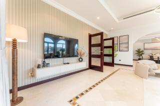 Beachfront 6BR and Assistant's Room Villa with Private Pool, Palm Villa, Palm Jumeirah by Deluxe Holiday Homes - 1