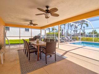Peaceful And Upscale! Right On Water - Cape Coral - 2