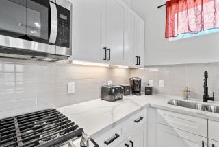 Cozy 3BD - Backyard, BBQ & Movie Room - Near DT - Houston - 3