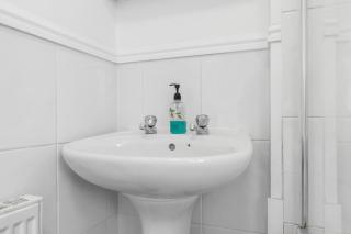 Spacious 5-Bedroom Home in Norwich - 4