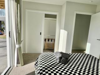 Brand new Lakeside cozy two queen rooms - 9