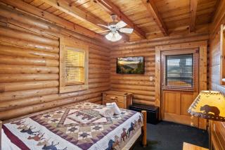 Smoky Bear Lodge Hot Tub Grill Outdoor Pool - Pigeon Forge - 2