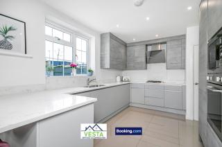 Three Bedroom House By Vesta Serviced Accommodation & Short Lets Borehamwood With Free WiFi & Free Parking - Borehamwood - 6