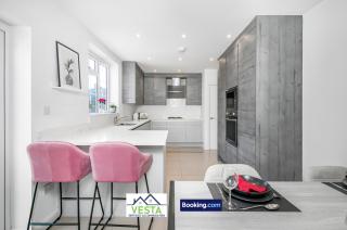 Three Bedroom House By Vesta Serviced Accommodation & Short Lets Borehamwood With Free WiFi & Free Parking - 9