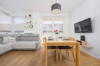Spacious Apartment with Parking and Garden by Noclegi Renters - Warsaw - 6