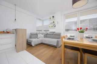 Spacious Apartment with Parking and Garden by Noclegi Renters - Warsaw - 3