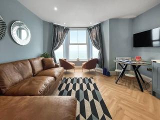 Sea Front Hideaway - Scarborough - 8