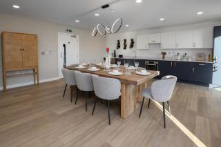 Luxury 2 Bedroom with Gym, Workspace, Balcony, Free Parking and 3 mins walk to train station - 2