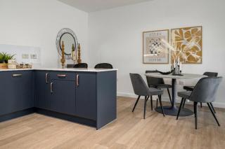 Luxury 2 Bedroom with Gym, Workspace, Balcony, Free Parking and 3 mins walk to train station - Walton-on-Thames - 1