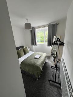 A Beautiful Four Bedroom Home Located in the Heart of Treherbert - Treorky - 9