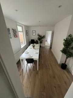 A Beautiful Four Bedroom Home Located in the Heart of Treherbert - Treorky - 7
