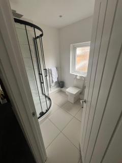 A Beautiful Four Bedroom Home Located in the Heart of Treherbert - Treorky - 5