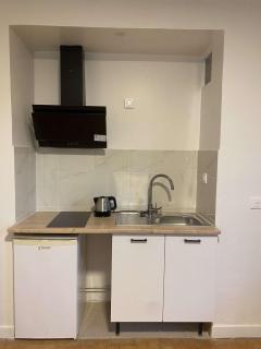 Studio - à 1min du metro 8 mai 1945 - ligne 7 - 20 min d'Opéra Garnier - 2