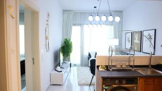 Heart of Masdar Your Luxury 1BR Oasis - Abu Dhabi - 1