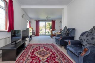 Lovely home in Ilford with parking - 6
