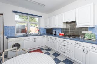 Lovely home in Ilford with parking - 4