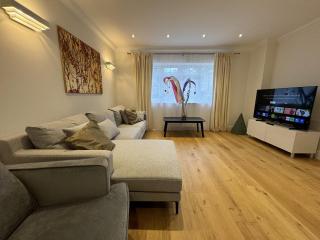 Ascot Stylish 3 Bedroom House with Driveway - Ascot - 0