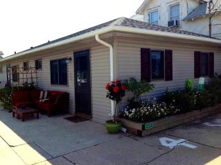 WildWoof Beach Bungalow - 3 Blocks to Beach - North Wildwood - 4