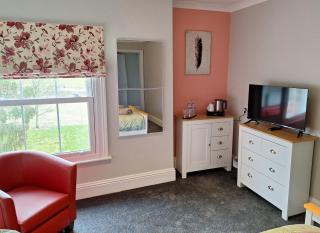 Room in Guest room - Comfortable Guest Room with a Bath - Guest Room 6 - Cranleigh - 6