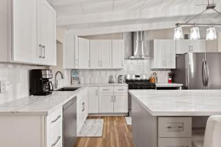Luxury Mid-Century Modern 3-Bedroom Home - Phoenix - 4